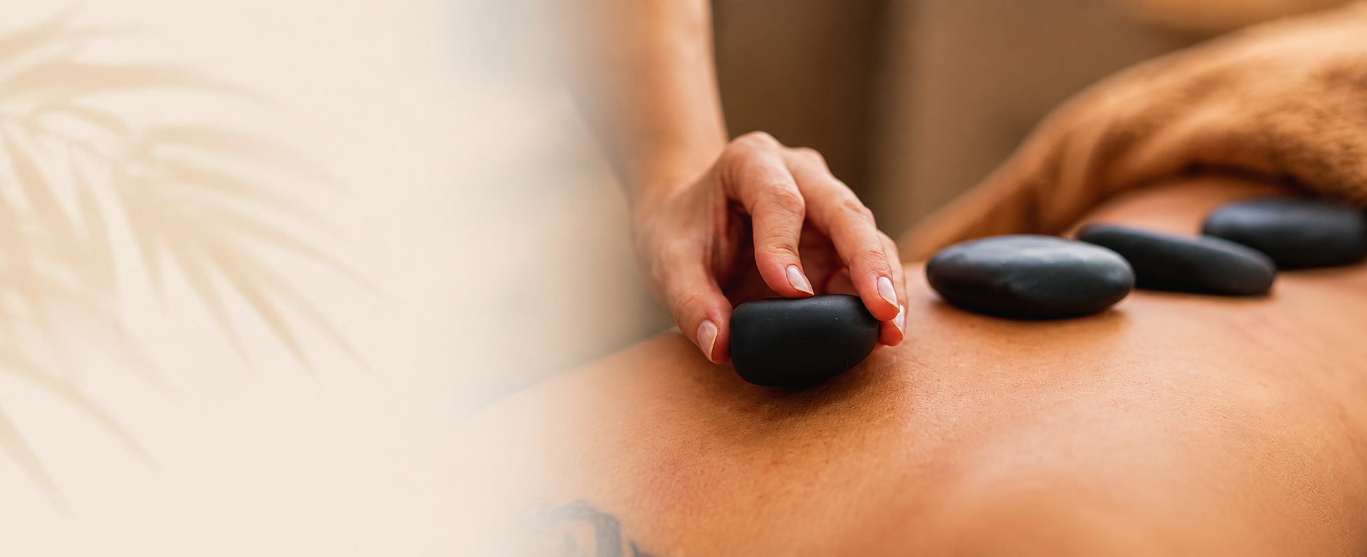 Massagem com pedras quentes em ambiente de spa na Harmozen