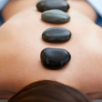 Massagem com pedras quentes utilizando pedras de basalto aquecidas