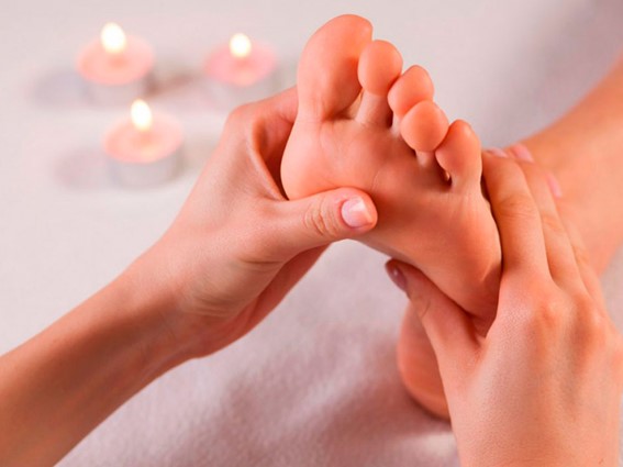 Reflexologia podal: massagem nos pés para relaxamento e bem-estar